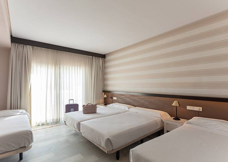 Chambre double avec lit supplémentaire (3 adultes) Hôtel Abades Benacazón 4*