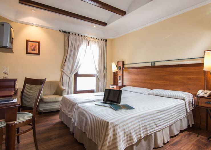 Doppelzimmer + zustellbett (2 erwachsene + 1 kind) Abades Guadix 4* Hotel