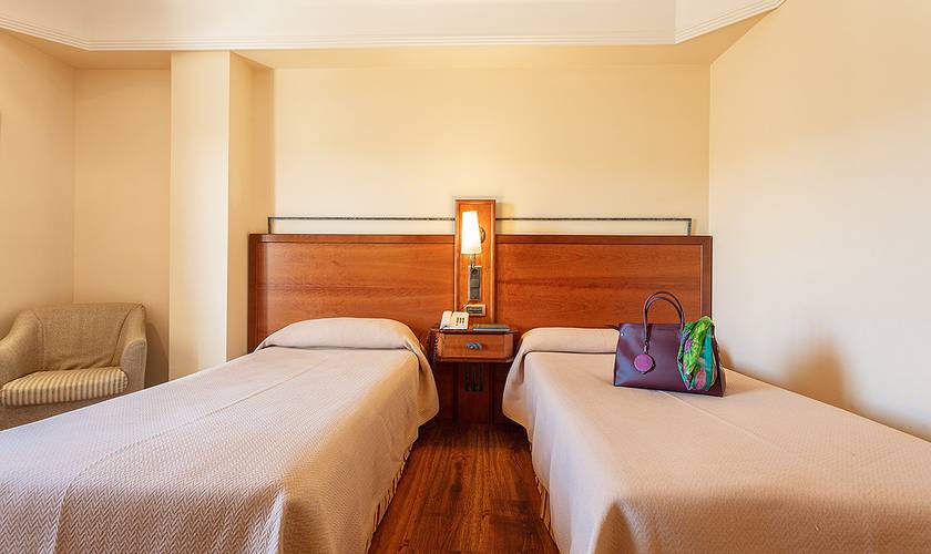 Habitación doble + cama extra (2 adultos + 1 niño) Hotel Abades Guadix 4*