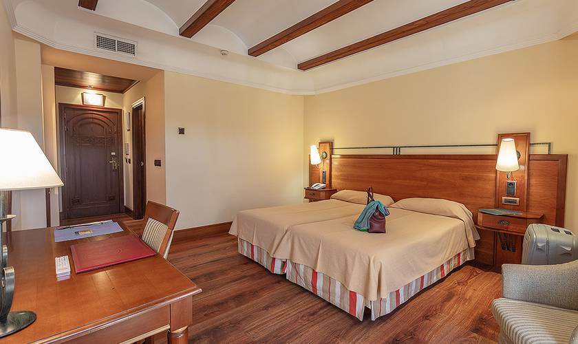 Chambre double avec lit supplémentaire (2 adultes + 1 enfant) Hôtel Abades Guadix 4*