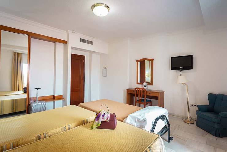Double room plus extra bed (2 adult + 1 child) Abades Loja 3* Hotel Double room plus extra bed (2 adult + 1 child) Abades Loja 3* Hotel