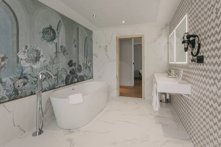 Bathroom - deluxe junior suite with private terrace El Mirador 4* Hotel Loja Granada