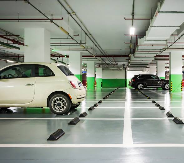 Parking exterior gratuito y parking cubierto con cargo extra Hotel Abades Guadix 4*