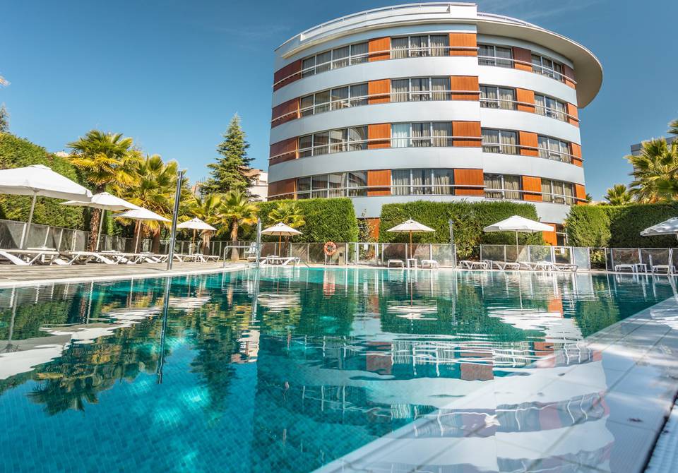 Piscina externa Hotel Abades Nevada Palace 4* Granada Piscina externa Hotel Abades Nevada Palace 4* Granada