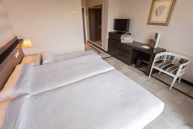 Quarto duplo + cama extra (2 adultos + 1 criança) Hotel Abades Benacazón 4*