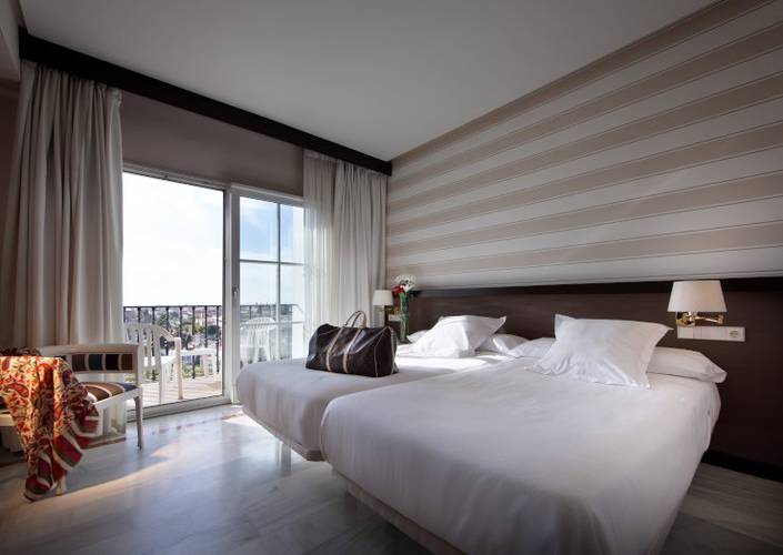 Habitación Doble + Cama Extra (2 Adultos + 1 Niño) Hotel Abades Benacazón 4* Benacazón Habitación Doble + Cama Extra (2 Adultos + 1 Niño) Hotel Abades Benacazón 4* Benacazón