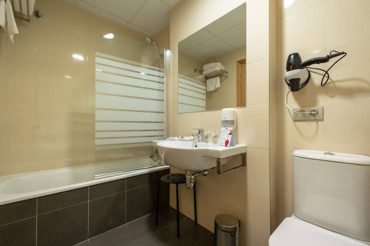 Quarto duplo + cama extra Hotel Abades Vía Norte 3* Miranda de Ebro Quarto duplo + cama extra Hotel Abades Vía Norte 3* Miranda de Ebro