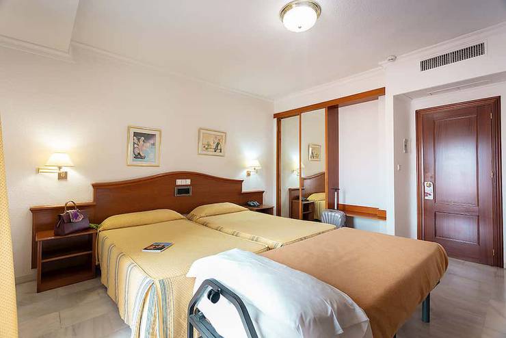 Double room plus extra bed (2 adult + 1 child) Abades Loja 3* Hotel Double room plus extra bed (2 adult + 1 child) Abades Loja 3* Hotel