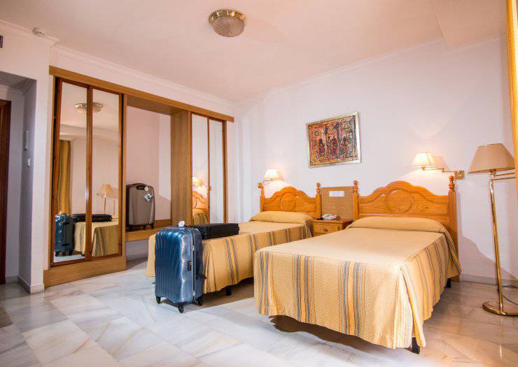 Doppelzimmer + 2 zustellbetten (2 erwachsene + 2 kinder) Abades Loja 3* Hotel