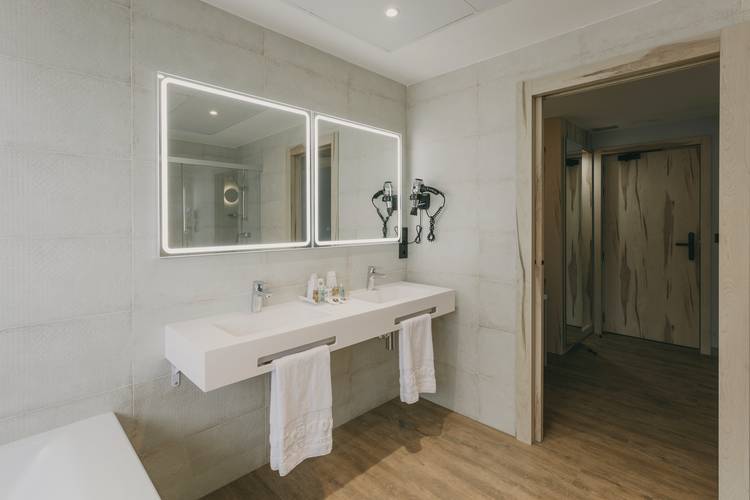 Bathroom - junior suite El Mirador 4* Hotel Loja