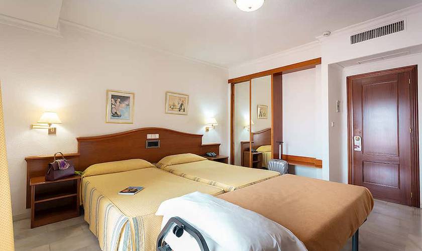 Chambre double avec lit supplémentaire (2 adultes + 1 enfant) Hôtel Abades Loja 3*