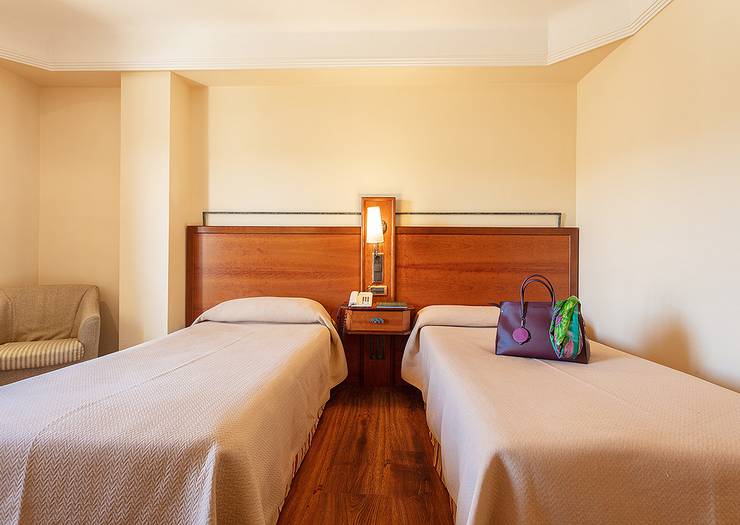 Doppelzimmer + zustellbett (2 erwachsene + 1 kind) Abades Guadix 4* Hotel