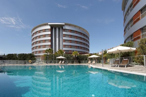 Piscina exterior y terraza solarium Hotel Abades Nevada Palace 4* Granada Piscina exterior y terraza solarium Hotel Abades Nevada Palace 4* Granada