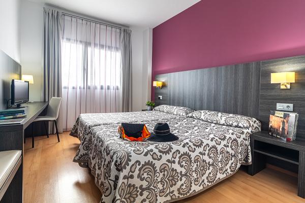 {'titulo': 'Chambre double', 'imagen': 'uploads/galeriahoteles/Hotel_Abades_Via_Norte-Miranda_de_Ebro-Burgos-Habitacion-01.jpg', 'descripcion': {'titulo': 'Chambre double', 'imagen': 'uploads/galeriahoteles/Hotel_Abades_Via_Norte-Miranda_de_Ebro-Burgos-Habitacion-01.jpg', 'descripcion':